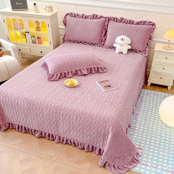91家纺网 家纺一手货源 找家纺 归属 2025新款牛奶绒花边床盖三件套系列 紫罗兰