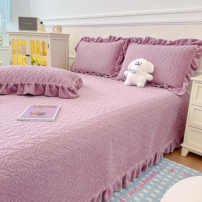 91家纺网 家纺一手货源 找家纺 归属 2025新款牛奶绒花边床盖三件套系列 紫罗兰