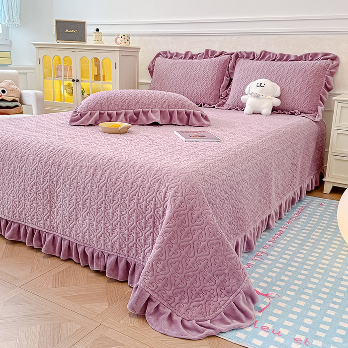 91家纺网 家纺一手货源 找家纺 归属 2025新款牛奶绒花边床盖三件套系列 紫罗兰