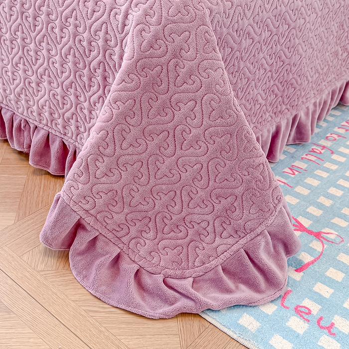 91家纺网 家纺一手货源 找家纺 归属 2025新款牛奶绒花边床盖三件套系列 紫罗兰