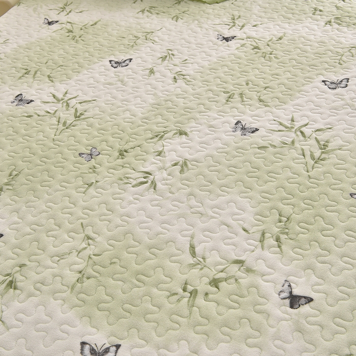 91家纺网 家纺一手货源 找家纺 艺慕家纺 2025新款时尚印花牛奶绒床盖四件套 竹叶蝶