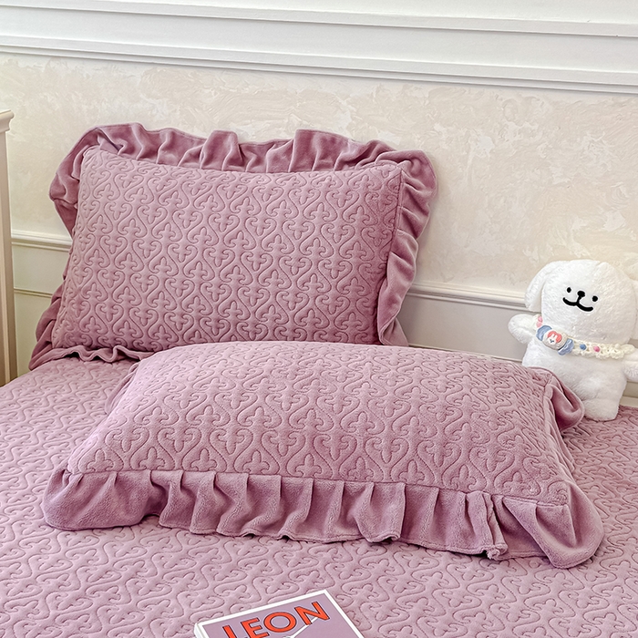 91家纺网 家纺一手货源 找家纺 归属 2025新款牛奶绒花边床盖三件套系列 紫罗兰