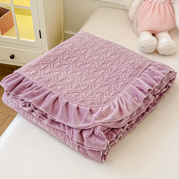 91家纺网 家纺一手货源 找家纺 归属 2025新款牛奶绒花边床盖三件套系列 紫罗兰