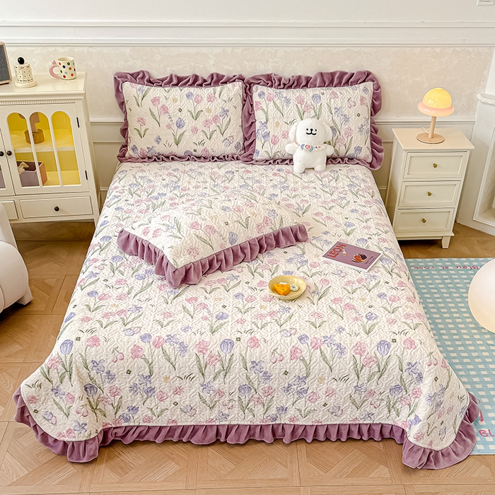 91家纺网 家纺一手货源 找家纺 归属 2025新款牛奶绒花边床盖三件套系列 紫色郁金香