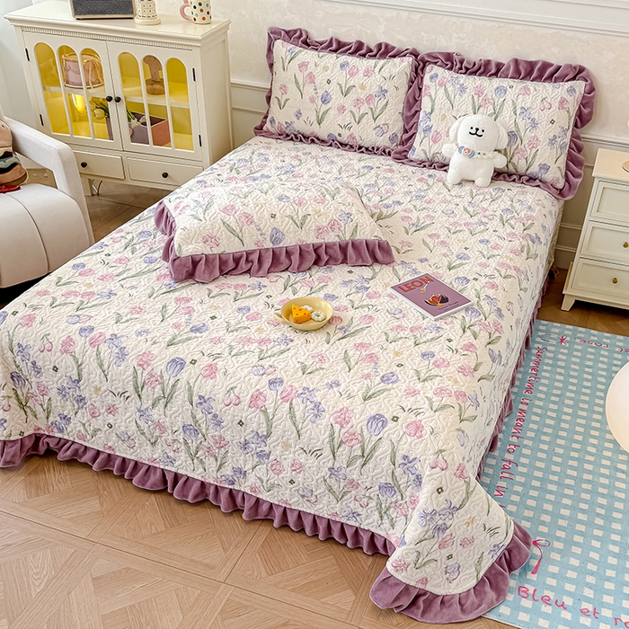 91家纺网 家纺一手货源 找家纺 归属 2025新款牛奶绒花边床盖三件套系列 紫色郁金香