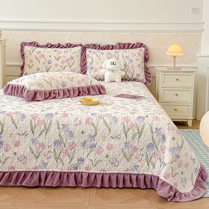 91家纺网 家纺一手货源 找家纺 归属 2025新款牛奶绒花边床盖三件套系列 紫色郁金香
