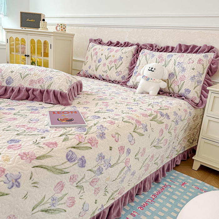 91家纺网 家纺一手货源 找家纺 归属 2025新款牛奶绒花边床盖三件套系列 紫色郁金香