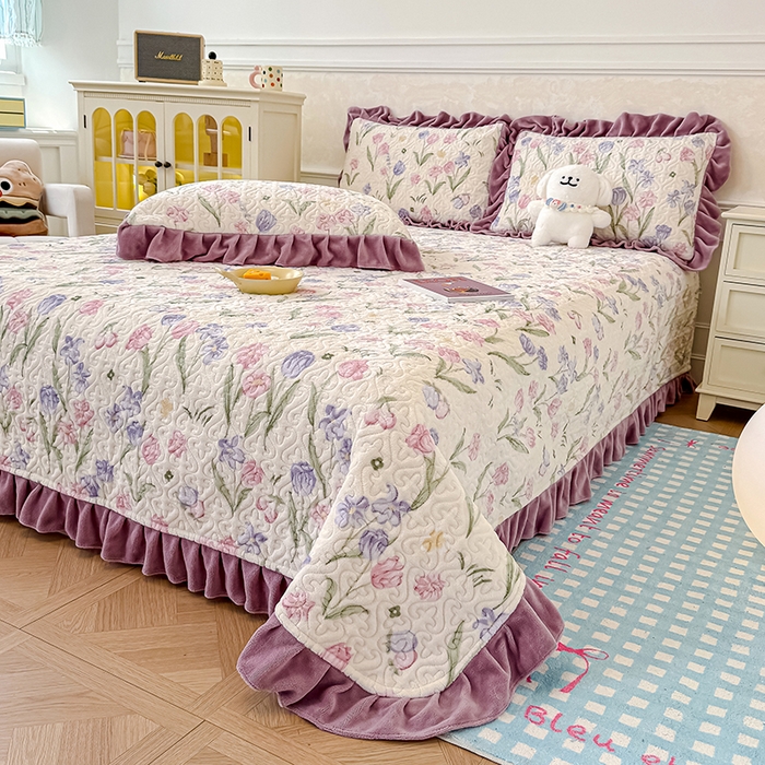 91家纺网 家纺一手货源 找家纺 归属 2025新款牛奶绒花边床盖三件套系列 紫色郁金香