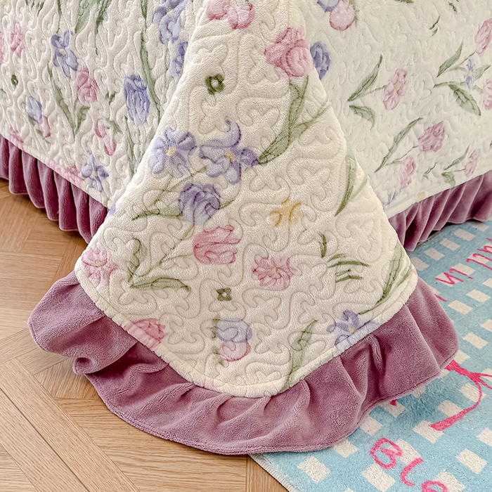 91家纺网 家纺一手货源 找家纺 归属 2025新款牛奶绒花边床盖三件套系列 紫色郁金香