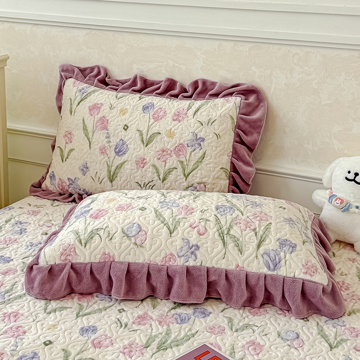 91家纺网 家纺一手货源 找家纺 归属 2025新款牛奶绒花边床盖三件套系列 紫色郁金香