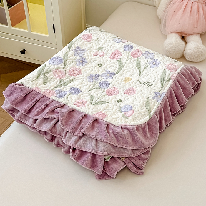 91家纺网 家纺一手货源 找家纺 归属 2025新款牛奶绒花边床盖三件套系列 紫色郁金香