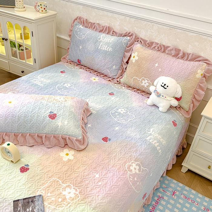 归属 2025新款牛奶绒花边床盖三件套系列 kitty猫草莓