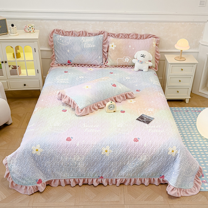 91家纺网 家纺一手货源 找家纺 归属 2025新款牛奶绒花边床盖三件套系列 kitty猫草莓