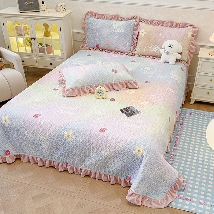 91家纺网 家纺一手货源 找家纺 归属 2025新款牛奶绒花边床盖三件套系列 kitty猫草莓