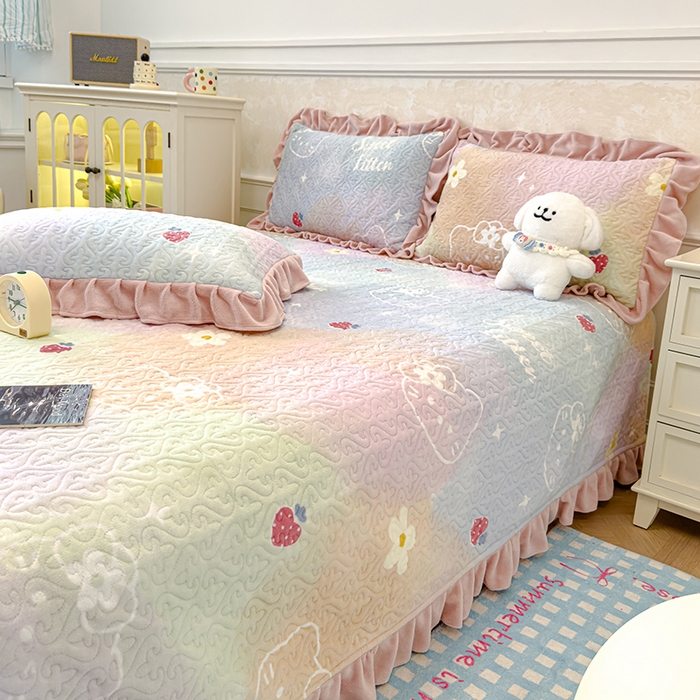 91家纺网 家纺一手货源 找家纺 归属 2025新款牛奶绒花边床盖三件套系列 kitty猫草莓