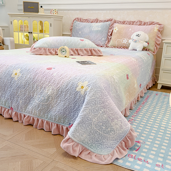 91家纺网 家纺一手货源 找家纺 归属 2025新款牛奶绒花边床盖三件套系列 kitty猫草莓