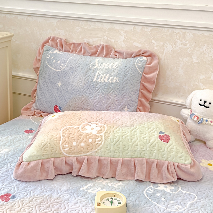 91家纺网 家纺一手货源 找家纺 归属 2025新款牛奶绒花边床盖三件套系列 kitty猫草莓