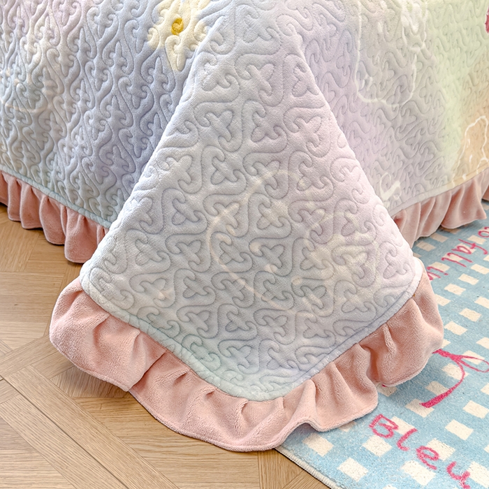 91家纺网 家纺一手货源 找家纺 归属 2025新款牛奶绒花边床盖三件套系列 kitty猫草莓