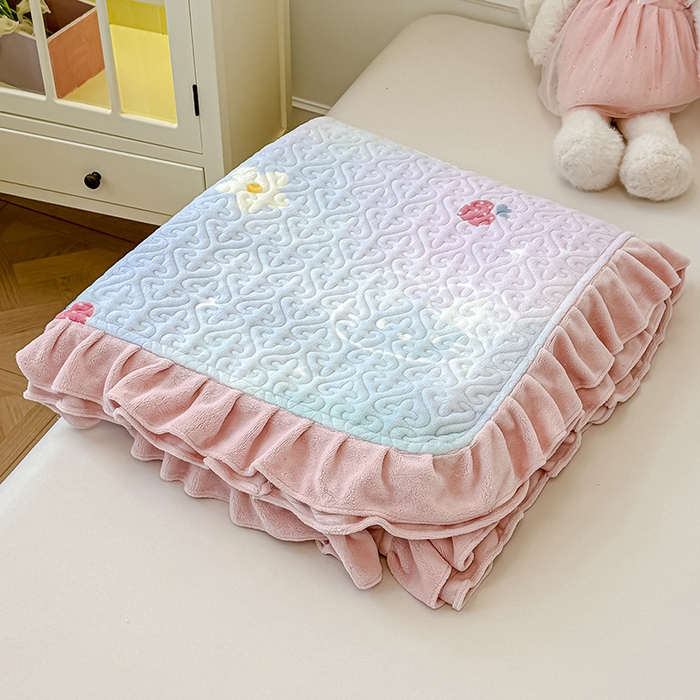 91家纺网 家纺一手货源 找家纺 归属 2025新款牛奶绒花边床盖三件套系列 kitty猫草莓