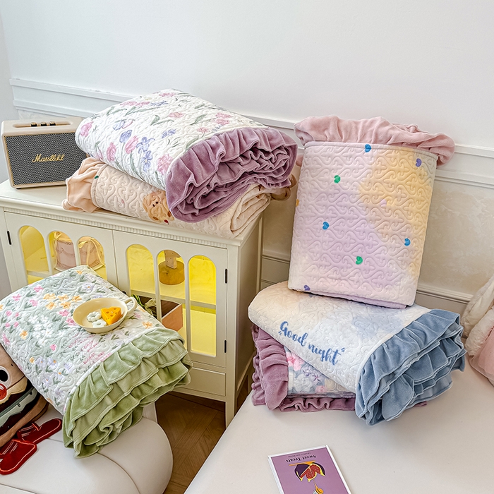 91家纺网 家纺一手货源 找家纺 归属 2025新款牛奶绒花边床盖三件套系列 组合图