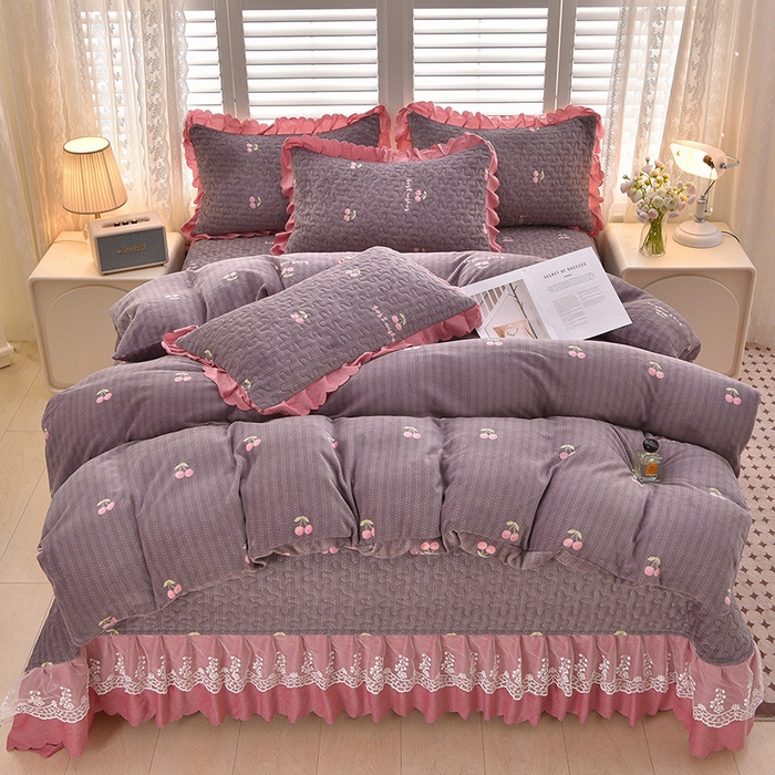 91家纺网 家纺一手货源 找家纺 艺慕家纺 2025新款时尚印花牛奶绒床盖四件套 樱桃时光