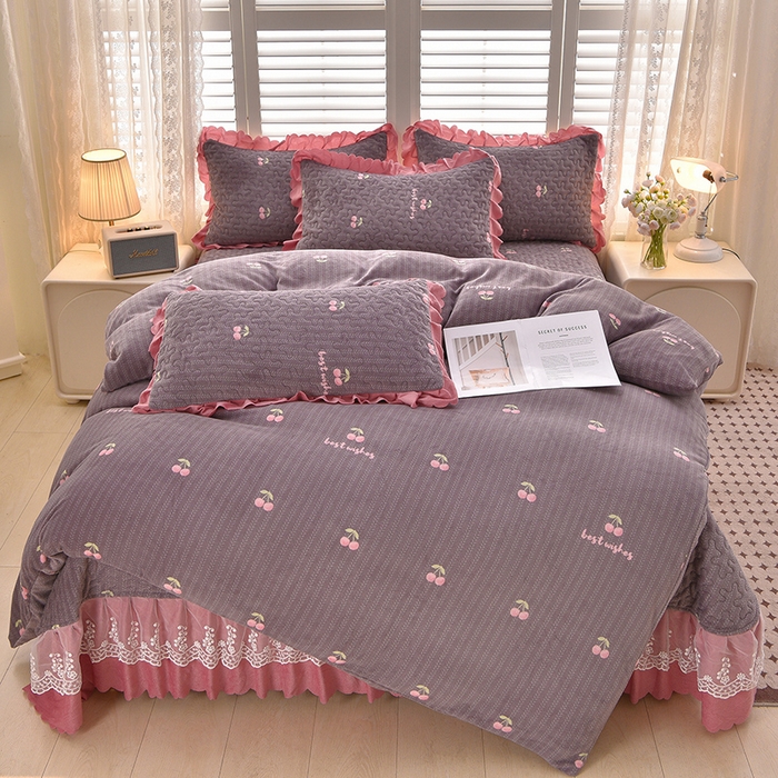 91家纺网 家纺一手货源 找家纺 艺慕家纺 2025新款时尚印花牛奶绒床盖四件套 樱桃时光