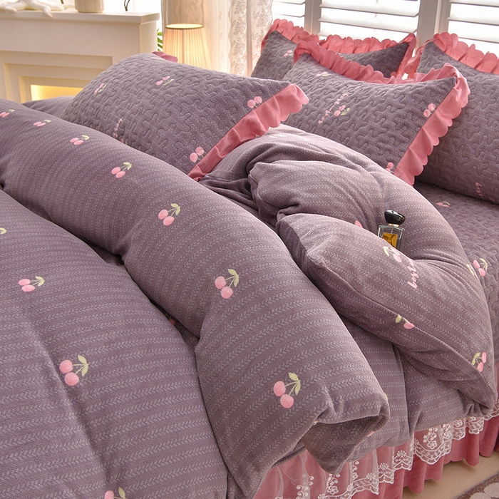 91家纺网 家纺一手货源 找家纺 艺慕家纺 2025新款时尚印花牛奶绒床盖四件套 樱桃时光