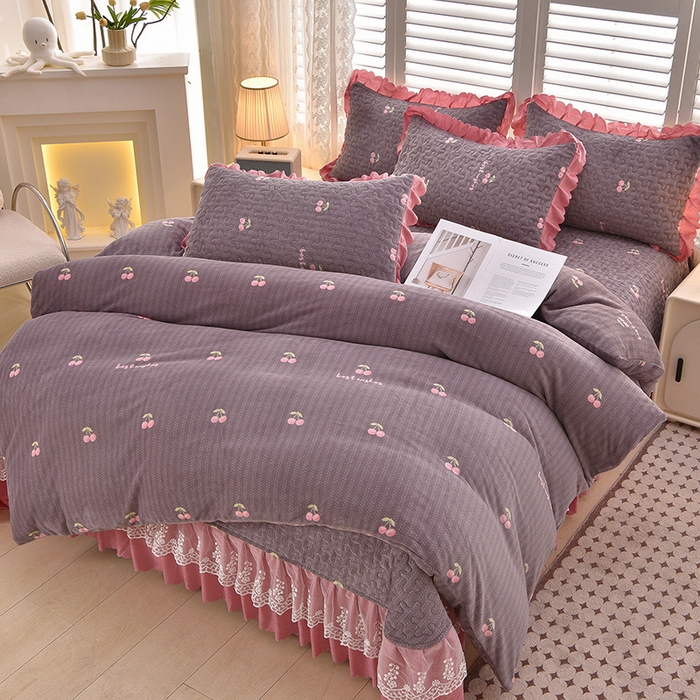 91家纺网 家纺一手货源 找家纺 艺慕家纺 2025新款时尚印花牛奶绒床盖四件套 樱桃时光