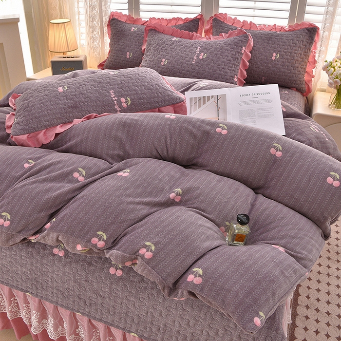 91家纺网 家纺一手货源 找家纺 艺慕家纺 2025新款时尚印花牛奶绒床盖四件套 樱桃时光