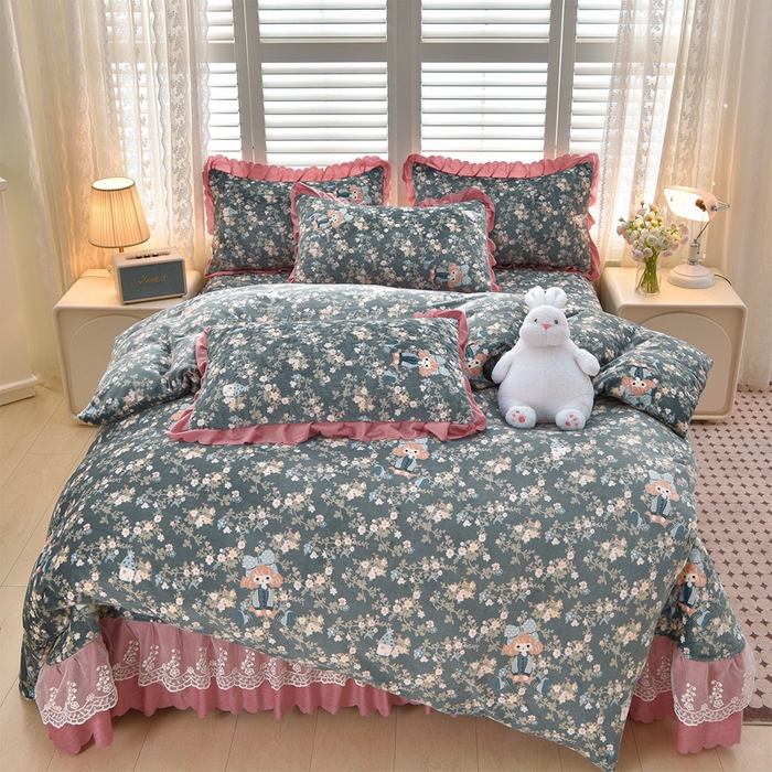 91家纺网 家纺一手货源 找家纺 艺慕家纺 2025新款时尚印花牛奶绒床盖四件套 花田公主