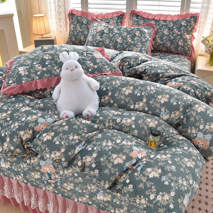 91家纺网 家纺一手货源 找家纺 艺慕家纺 2025新款时尚印花牛奶绒床盖四件套 花田公主