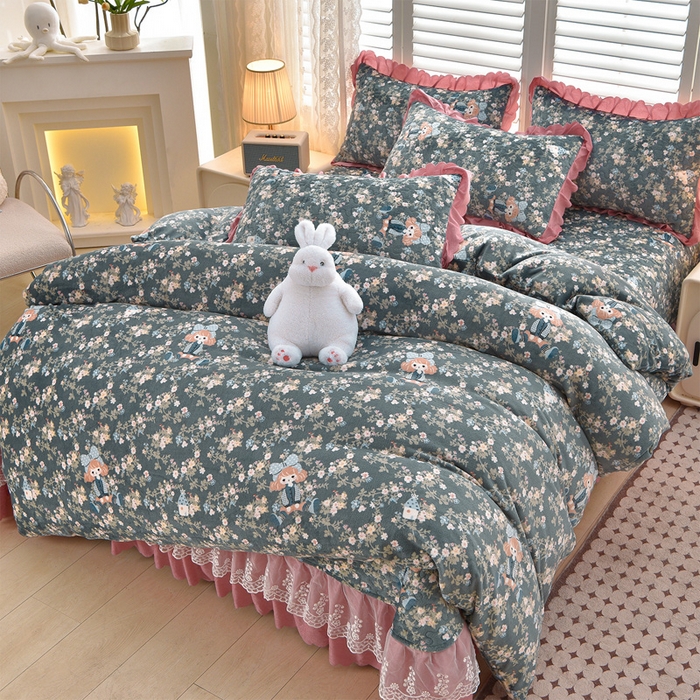 91家纺网 家纺一手货源 找家纺 艺慕家纺 2025新款时尚印花牛奶绒床盖四件套 花田公主