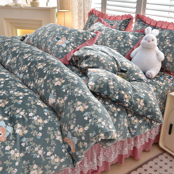 91家纺网 家纺一手货源 找家纺 艺慕家纺 2025新款时尚印花牛奶绒床盖四件套 花田公主