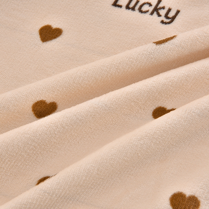 91家纺网 家纺一手货源 找家纺 艺慕家纺 2025新款时尚印花牛奶绒床盖四件套 爱心蝴蝶结