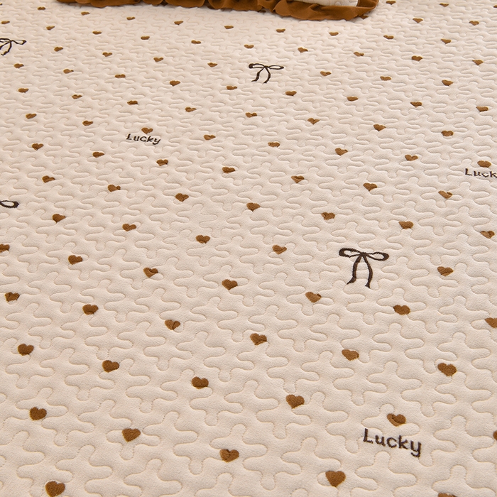 91家纺网 家纺一手货源 找家纺 艺慕家纺 2025新款时尚印花牛奶绒床盖四件套 爱心蝴蝶结