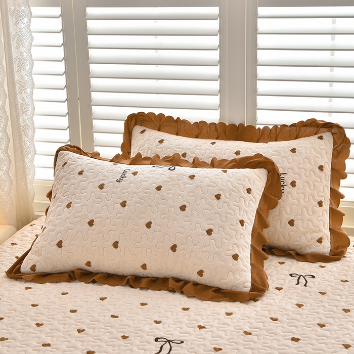 91家纺网 家纺一手货源 找家纺 艺慕家纺 2025新款时尚印花牛奶绒床盖四件套 爱心蝴蝶结