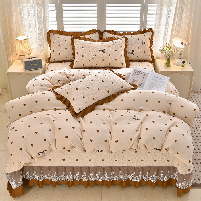 91家纺网 家纺一手货源 找家纺 艺慕家纺 2025新款时尚印花牛奶绒床盖四件套 爱心蝴蝶结