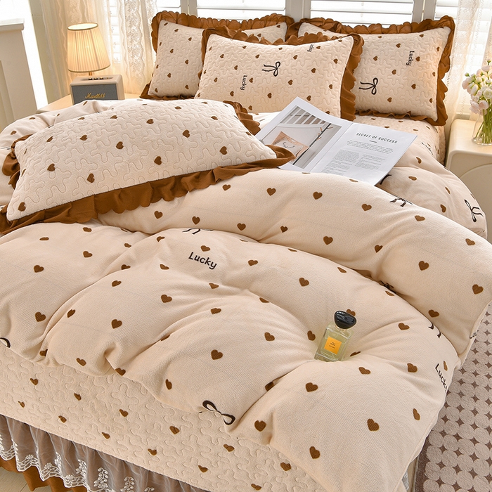 91家纺网 家纺一手货源 找家纺 艺慕家纺 2025新款时尚印花牛奶绒床盖四件套 爱心蝴蝶结