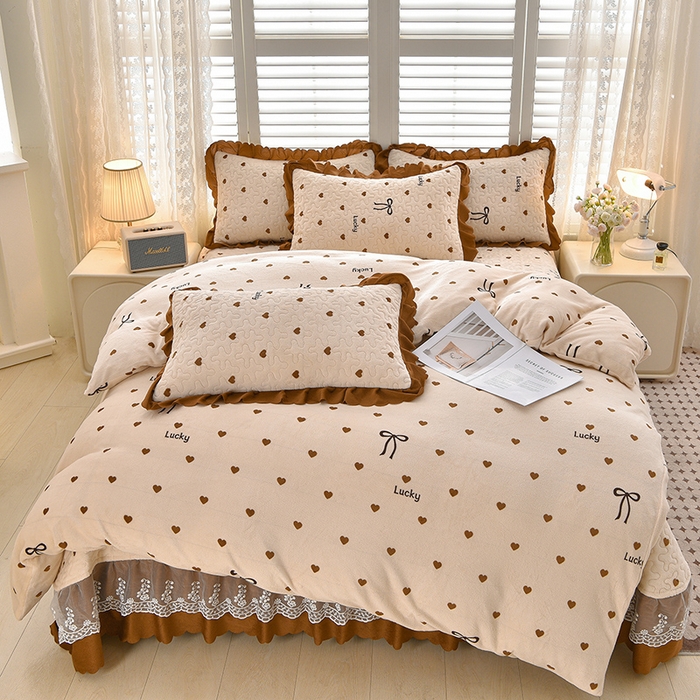 91家纺网 家纺一手货源 找家纺 艺慕家纺 2025新款时尚印花牛奶绒床盖四件套 爱心蝴蝶结
