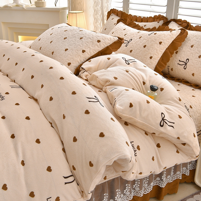 91家纺网 家纺一手货源 找家纺 艺慕家纺 2025新款时尚印花牛奶绒床盖四件套 爱心蝴蝶结
