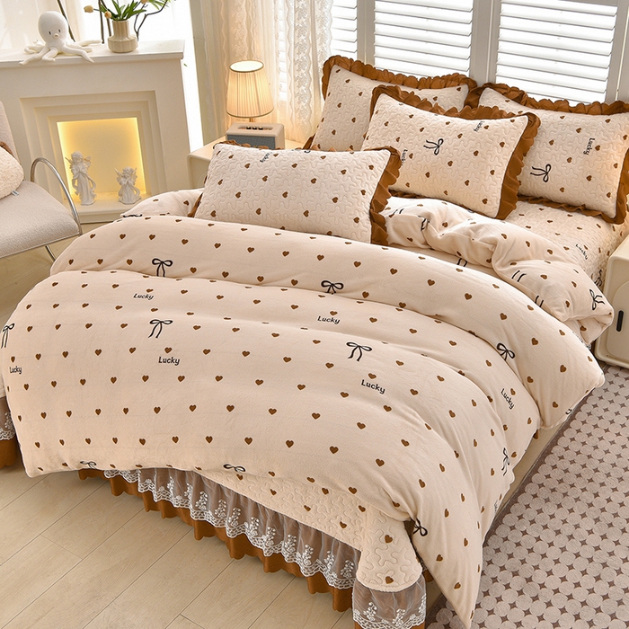 91家纺网 家纺一手货源 找家纺 艺慕家纺 2025新款时尚印花牛奶绒床盖四件套 爱心蝴蝶结