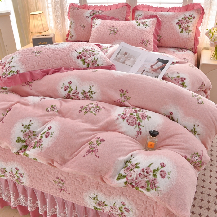 91家纺网 家纺一手货源 找家纺 艺慕家纺 2025新款时尚印花牛奶绒床盖四件套 心相恋