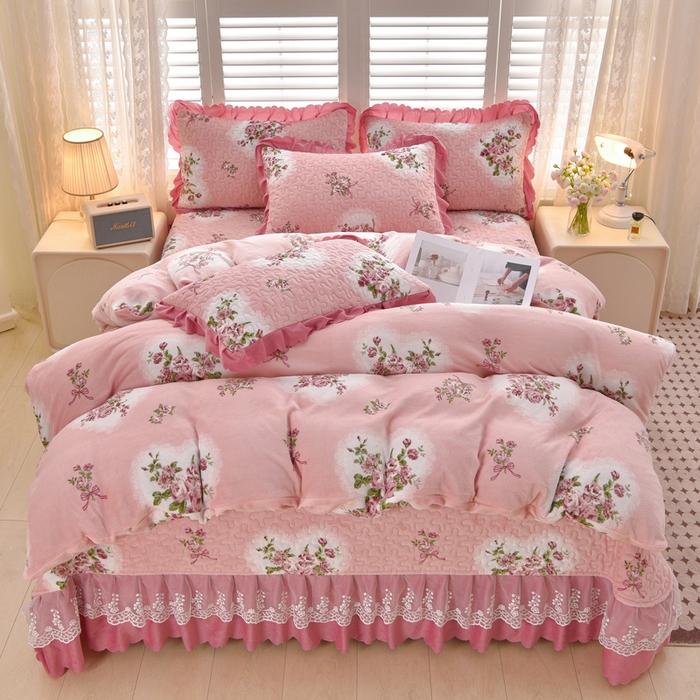 91家纺网 家纺一手货源 找家纺 艺慕家纺 2025新款时尚印花牛奶绒床盖四件套 心相恋