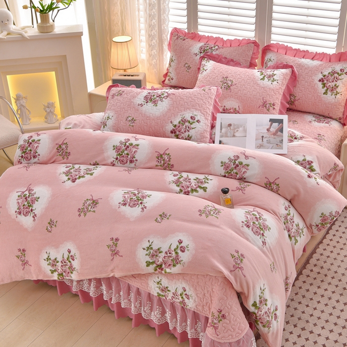 91家纺网 家纺一手货源 找家纺 艺慕家纺 2025新款时尚印花牛奶绒床盖四件套 心相恋