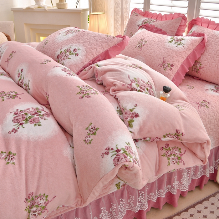 91家纺网 家纺一手货源 找家纺 艺慕家纺 2025新款时尚印花牛奶绒床盖四件套 心相恋