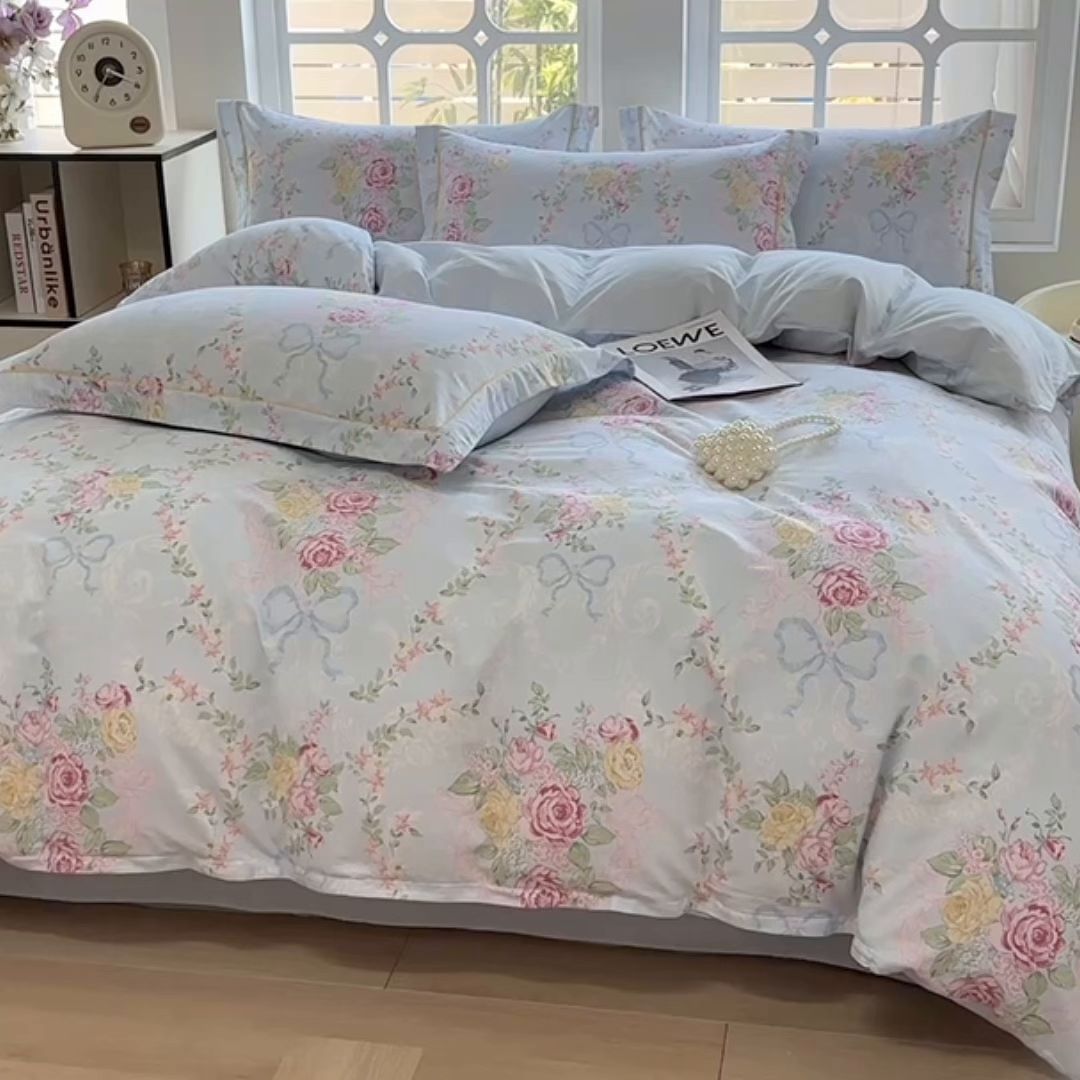 91家纺网 家纺一手货源 找家纺 宇彬家纺 2025新款13070全棉纯棉印花单被套一字绣工艺款 一字绣 米蓝韵花影