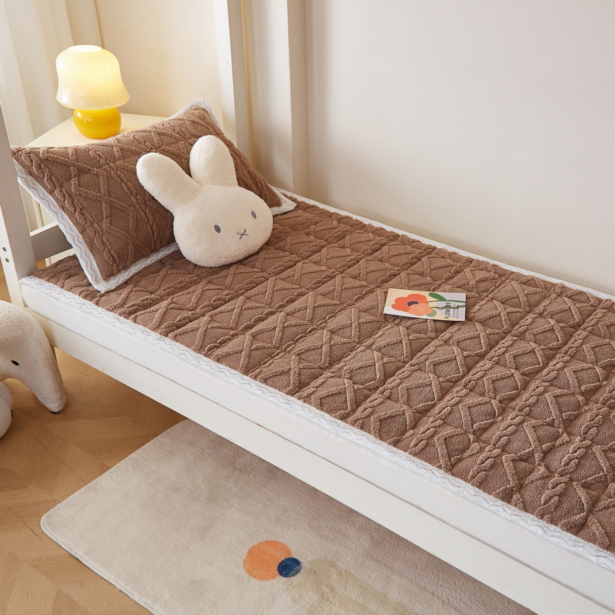 91家纺网 家纺一手货源 找家纺 缦吉 2025新款学生款高克重塔芙蓉床褥床护垫 焦糖咖（全网最低）