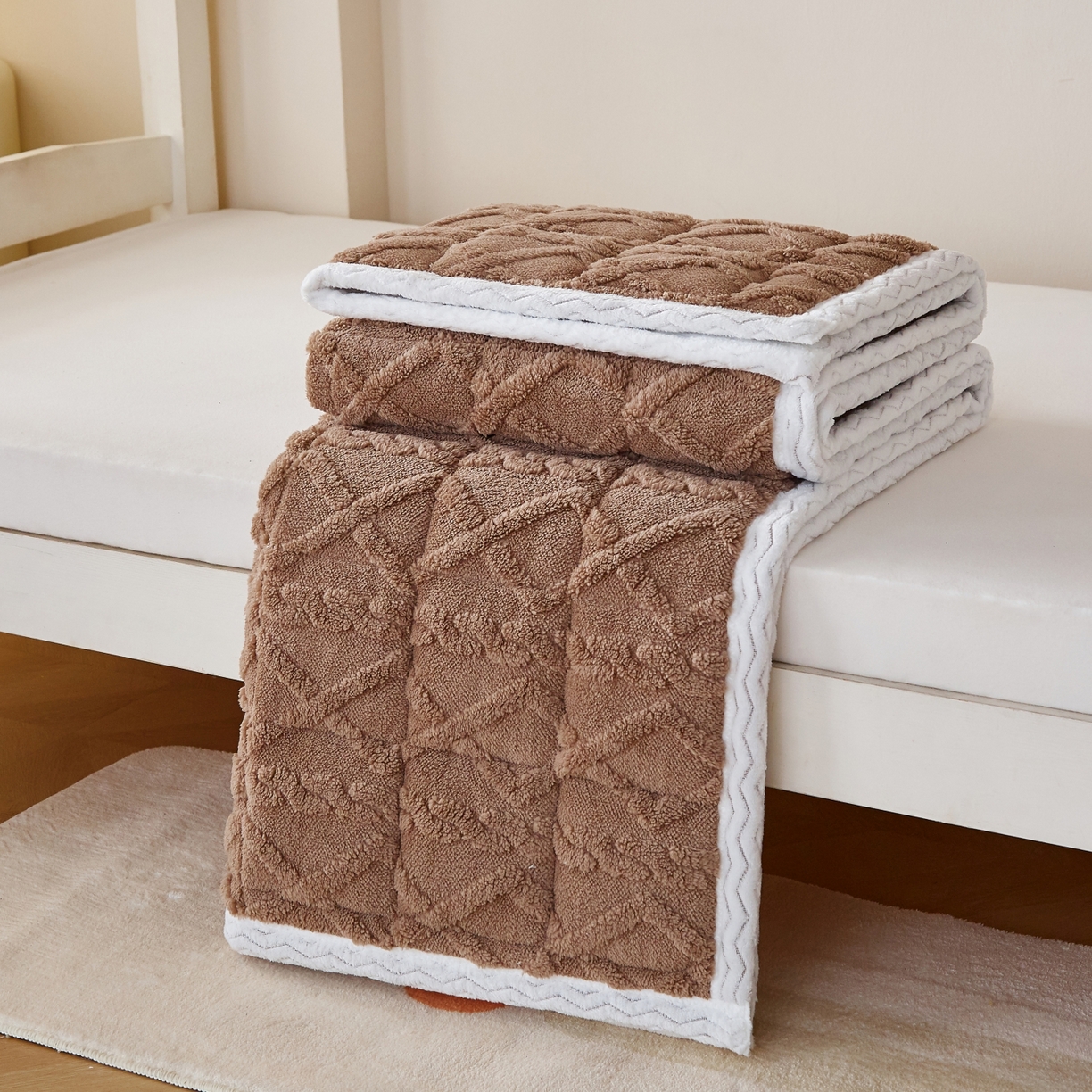 91家纺网 家纺一手货源 找家纺 缦吉 2025新款学生款高克重塔芙蓉床褥床护垫 焦糖咖（全网最低）