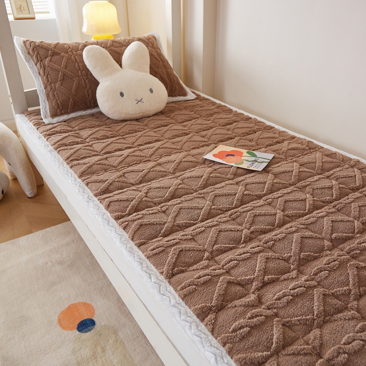 91家纺网 家纺一手货源 找家纺 缦吉 2025新款学生款高克重塔芙蓉床褥床护垫 焦糖咖（全网最低）