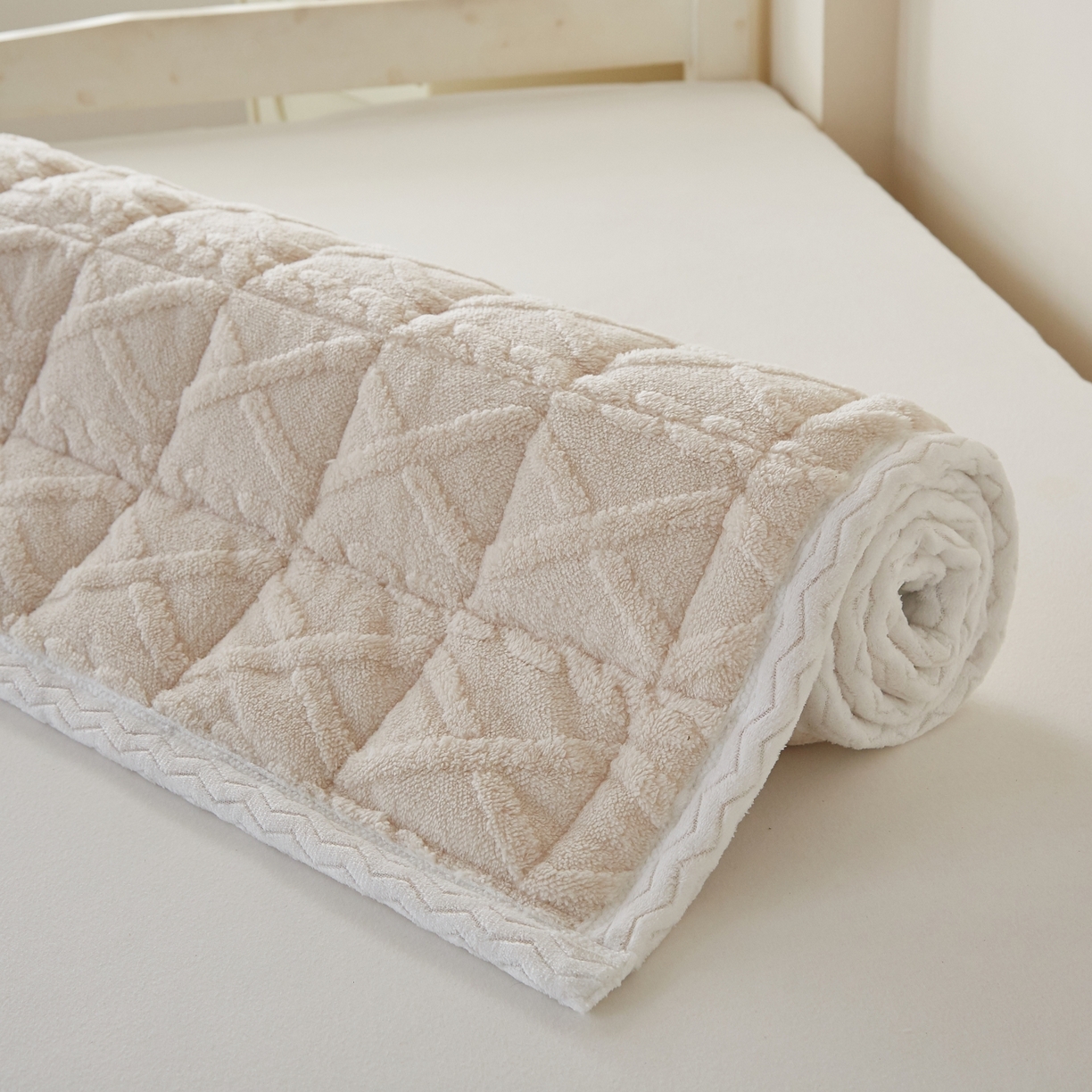 91家纺网 家纺一手货源 找家纺 缦吉 2025新款学生款高克重塔芙蓉床褥床护垫 奶油白（全网最低）